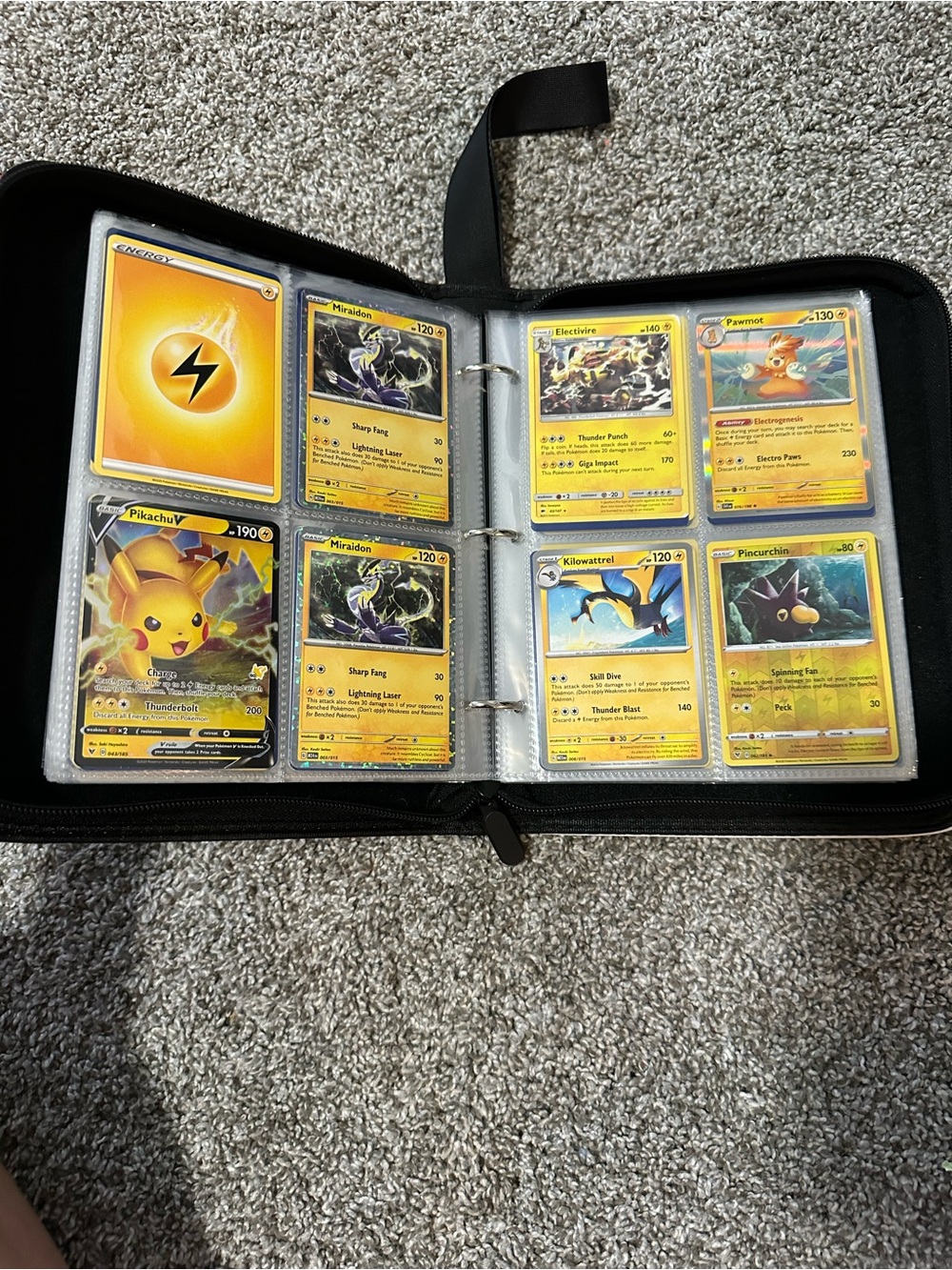 Pokémon Binder Filled with 400+ Cards! - Picture 6 of 12